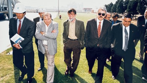 Pasqual Maragall, cap de l'oposició al Parlament de Catalunya i exalcalde socialista de Barcelona, visita la planta incineradora i la biblioteca Pompeu Fabra. Mataró. 3 d'abril de 1997. Foto: Saül Gordillo (Repòrter)