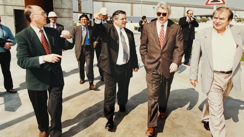Pasqual Maragall, cap de l'oposició al Parlament de Catalunya i exalcalde socialista de Barcelona, visita la planta incineradora i la biblioteca Pompeu Fabra. Mataró. 3 d'abril de 1997. Foto: Saül Gordillo (Repòrter)