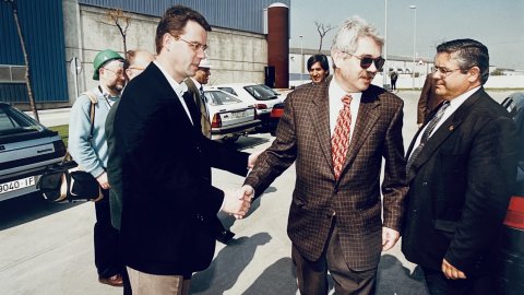 Pasqual Maragall, cap de l'oposició al Parlament de Catalunya i exalcalde socialista de Barcelona, visita la planta incineradora i la biblioteca Pompeu Fabra. Mataró. 3 d'abril de 1997. Foto: Saül Gordillo (Repòrter)