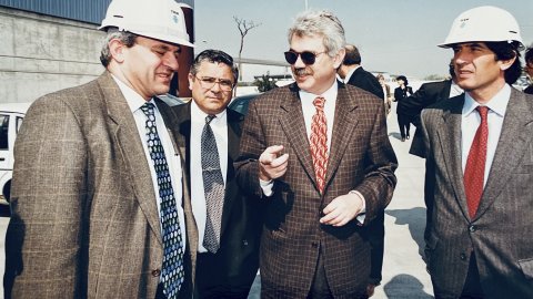 Pasqual Maragall, cap de l'oposició al Parlament de Catalunya i exalcalde socialista de Barcelona, visita la planta incineradora i la biblioteca Pompeu Fabra. Mataró. 3 d'abril de 1997. Foto: Saül Gordillo (Repòrter)