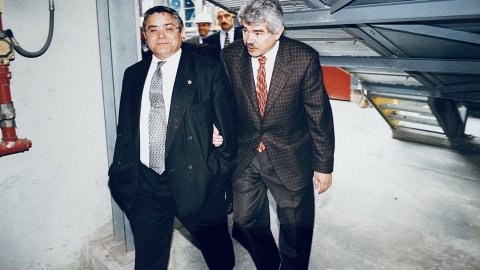 Pasqual Maragall, cap de l'oposició al Parlament de Catalunya i exalcalde socialista de Barcelona, visita la planta incineradora i la biblioteca Pompeu Fabra. Mataró. 3 d'abril de 1997. Foto: Saül Gordillo (Repòrter)