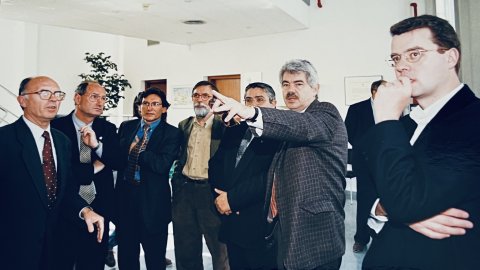 Pasqual Maragall, cap de l'oposició al Parlament de Catalunya i exalcalde socialista de Barcelona, visita la planta incineradora i la biblioteca Pompeu Fabra. Mataró. 3 d'abril de 1997. Foto: Saül Gordillo (Repòrter)