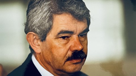 Pasqual Maragall, cap de l'oposició al Parlament de Catalunya i exalcalde socialista de Barcelona, visita la planta incineradora i la biblioteca Pompeu Fabra. Mataró. 3 d'abril de 1997. Foto: Saül Gordillo (Repòrter)