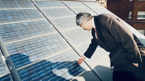 Pasqual Maragall, cap de l'oposició al Parlament de Catalunya i exalcalde socialista de Barcelona, visita la planta incineradora i la biblioteca Pompeu Fabra. Mataró. 3 d'abril de 1997. Foto: Saül Gordillo (Repòrter)