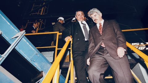 Pasqual Maragall, cap de l'oposició al Parlament de Catalunya i exalcalde socialista de Barcelona, visita la planta incineradora i la biblioteca Pompeu Fabra. Mataró. 3 d'abril de 1997. Foto: Saül Gordillo (Repòrter)