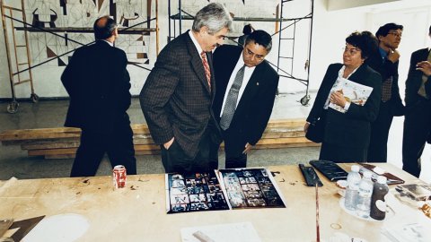 Pasqual Maragall, cap de l'oposició al Parlament de Catalunya i exalcalde socialista de Barcelona, visita la planta incineradora i la biblioteca Pompeu Fabra. Mataró. 3 d'abril de 1997. Foto: Saül Gordillo (Repòrter)