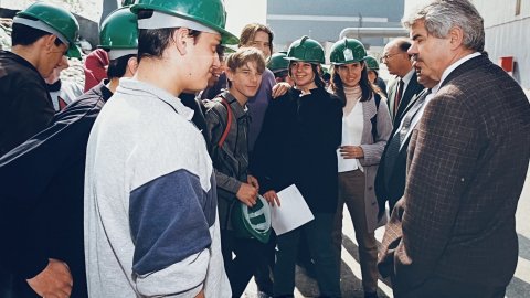 Pasqual Maragall, cap de l'oposició al Parlament de Catalunya i exalcalde socialista de Barcelona, visita la planta incineradora i la biblioteca Pompeu Fabra. Mataró. 3 d'abril de 1997. Foto: Saül Gordillo (Repòrter)
