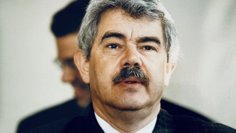 Pasqual Maragall, cap de l'oposició al Parlament de Catalunya i exalcalde socialista de Barcelona, visita la planta incineradora i la biblioteca Pompeu Fabra. Mataró. 3 d'abril de 1997. Foto: Saül Gordillo (Repòrter)