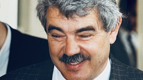 Pasqual Maragall, cap de l'oposició al Parlament de Catalunya i exalcalde socialista de Barcelona, visita la planta incineradora i la biblioteca Pompeu Fabra. Mataró. 3 d'abril de 1997. Foto: Saül Gordillo (Repòrter)
