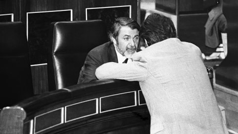 Sessió al Congrés dels Diputats. Jaime Mayor Oreja i Rosa Aguilar. Madrid. Octubre de 1996. Foto: Saül Gordillo (El Punt)