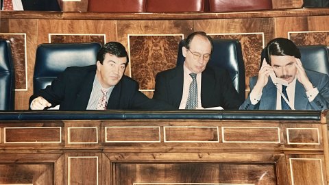 Sessió al Congrés dels Diputats. José María Aznar, Francisco Álvarez-Cascos i Rodrigo Rato.Madrid. Octubre de 1996. Foto: Saül Gordillo (El Punt)