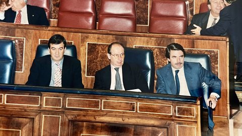 Sessió al Congrés dels Diputats. José María Aznar, Francisco Álvarez-Cascos i Rodrigo Rato. Madrid. Octubre de 1996. Foto: Saül Gordillo (El Punt)