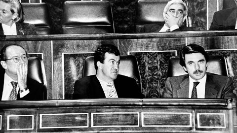 Sessió al Congrés dels Diputats. José María Aznar, Francisco Álvarez-Cascos i Rodrigo Rato. Madrid. Octubre de 1996. Foto: Saül Gordillo (El Punt)