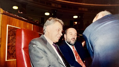 Sessió al Congrés dels Diputats. Felipe González i Joaquín Almunia. Madrid. Octubre de 1996. Foto: Saül Gordillo (El Punt)