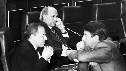 Sessió al Congrés dels Diputats. Joaquim Molins, Alfonso Guerra i Francisco Vázquez. Madrid. Octubre de 1996. Foto: Saül Gordillo (El Punt)