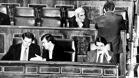 Sessió al Congrés dels Diputats. José María Aznar, Francisco Álvarez-Cascos i José María Michavila. Darrere, Gabriel Cisneros. Madrid. Octubre de 1996. Foto: Saül Gordillo (El Punt)