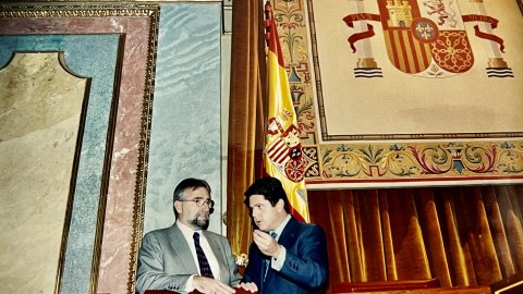 Sessió al Congrés dels Diputats. Josep Sànchez Llibre, diputat i portaveu adjunt de CiU, amb el president del Congrés, Federico Trillo. Madrid. Octubre de 1996. Foto: Saül Gordillo (El Punt)