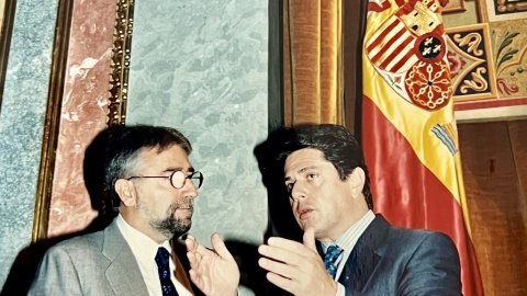 Sessió al Congrés dels Diputats. Josep Sànchez Llibre, diputat i portaveu adjunt de CiU, amb el president del Congrés, Federico Trillo. Madrid. Octubre de 1996. Foto: Saül Gordillo (El Punt)