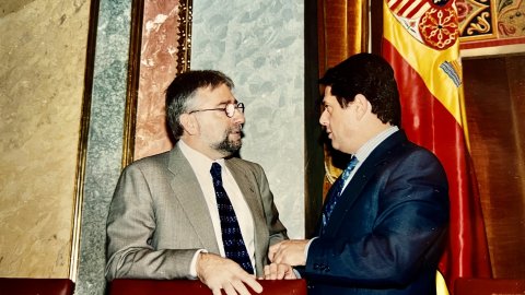 Sessió al Congrés dels Diputats. Josep Sànchez Llibre, diputat i portaveu adjunt de CiU, amb el president del Congrés, Federico Trillo. Madrid. Octubre de 1996. Foto: Saül Gordillo (El Punt)