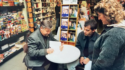 Baltasar Porcel i Toni Sala, autors que signen llibres a la llibreria La Llopa. Calella. Data desconeguda. Anys 90. Fotografies: Saül Gordillo (El Punt / Repòrter)