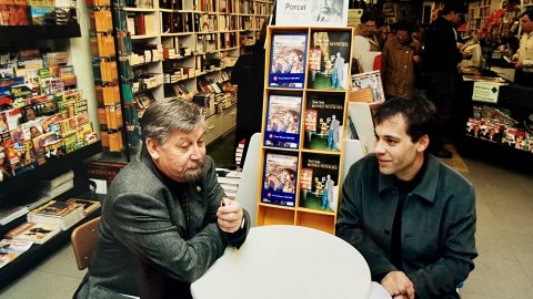 Baltasar Porcel i Toni Sala, autors que signen llibres a la llibreria La Llopa. Calella. Data desconeguda. Anys 90. Fotografies: Saül Gordillo (El Punt / Repòrter)