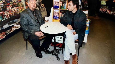 Baltasar Porcel i Toni Sala, autors que signen llibres a la llibreria La Llopa. Calella. Data desconeguda. Anys 90. Fotografies: Saül Gordillo (El Punt / Repòrter)