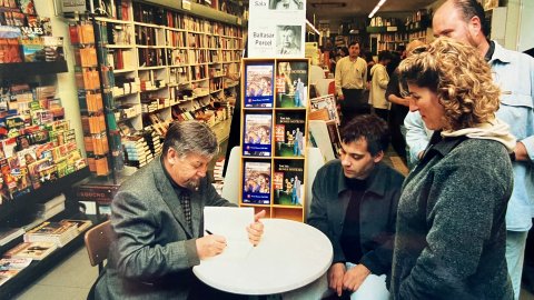 Baltasar Porcel i Toni Sala, autors que signen llibres a la llibreria La Llopa. Calella. Data desconeguda. Anys 90. Fotografies: Saül Gordillo (El Punt / Repòrter)