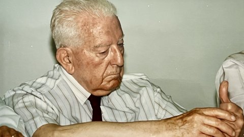Gregorio López Raimundo, en un acte del PSUC Viu a la seu de Blanes, acompanyat del regidor d'ICV Maxi Antequera. Blanes. Juny de 1997. Fotografies: Saül Gordillo (El Punt / Repòrter)