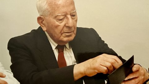 Gregorio López Raimundo, en un acte del PSUC Viu a la seu de Blanes, acompanyat del regidor d'ICV Maxi Antequera. Blanes. Juny de 1997. Fotografies: Saül Gordillo (El Punt / Repòrter)
