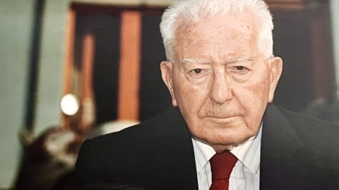 Gregorio López Raimundo, en un acte del PSUC Viu a la seu de Blanes, acompanyat del regidor d'ICV Maxi Antequera. Blanes. Juny de 1997. Fotografies: Saül Gordillo (El Punt / Repòrter)