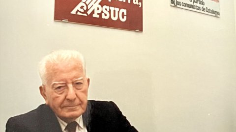Gregorio López Raimundo, en un acte del PSUC Viu a la seu de Blanes, acompanyat del regidor d'ICV Maxi Antequera. Blanes. Juny de 1997. Fotografies: Saül Gordillo (El Punt / Repòrter)