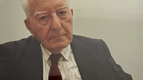 Gregorio López Raimundo, en un acte del PSUC Viu a la seu de Blanes, acompanyat del regidor d'ICV Maxi Antequera. Blanes. Juny de 1997. Fotografies: Saül Gordillo (El Punt / Repòrter)