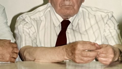 Gregorio López Raimundo, en un acte del PSUC Viu a la seu de Blanes, acompanyat del regidor d'ICV Maxi Antequera. Blanes. Juny de 1997. Fotografies: Saül Gordillo (El Punt / Repòrter)