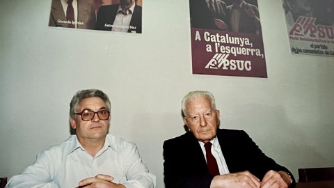 Gregorio López Raimundo, en un acte del PSUC Viu a la seu de Blanes, acompanyat del regidor d'ICV Maxi Antequera. Blanes. Juny de 1997. Fotografies: Saül Gordillo (El Punt / Repòrter)