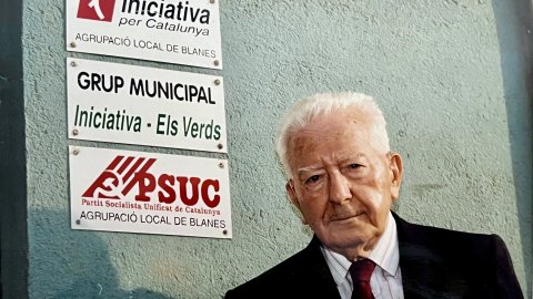 Gregorio López Raimundo, en un acte del PSUC Viu a la seu de Blanes, acompanyat del regidor d'ICV Maxi Antequera. Blanes. Juny de 1997. Fotografies: Saül Gordillo (El Punt / Repòrter)
