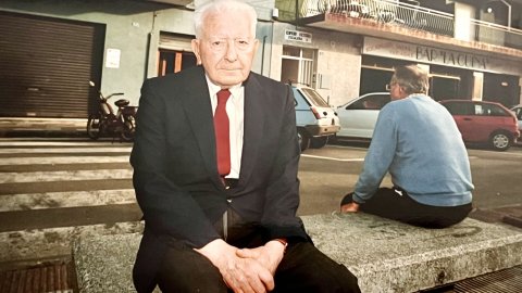 Gregorio López Raimundo, en un acte del PSUC Viu a la seu de Blanes, acompanyat del regidor d'ICV Maxi Antequera. Blanes. Juny de 1997. Fotografies: Saül Gordillo (El Punt / Repòrter)