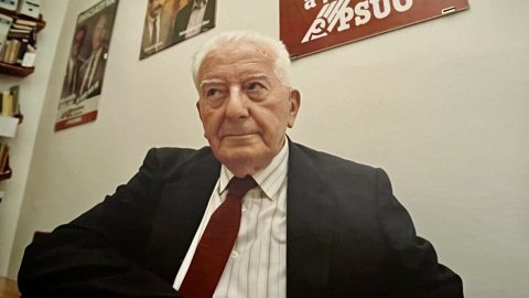 Gregorio López Raimundo, en un acte del PSUC Viu a la seu de Blanes, acompanyat del regidor d'ICV Maxi Antequera. Blanes. Juny de 1997. Fotografies: Saül Gordillo (El Punt / Repòrter)