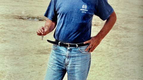 Francesc Frutos i Gras (1939-2020), dirigent del Partit Comunista d'Espanya, diputat d'Izquierda Unida i candidat a la presidència del govern espanyol, al domicili familiar de Calella. Agost de 1997. Foto: Saül Gordillo (El Punt / Repòrter)