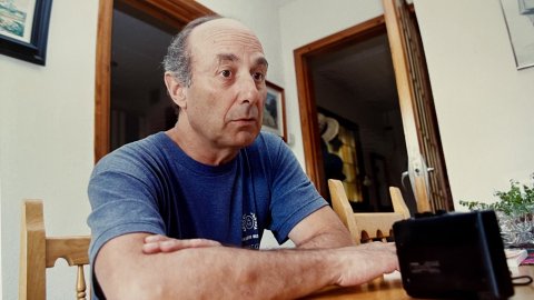 Francesc Frutos i Gras (1939-2020), dirigent del Partit Comunista d'Espanya, diputat d'Izquierda Unida i candidat a la presidència del govern espanyol, al domicili familiar de Calella. Agost de 1997. Foto: Saül Gordillo (El Punt / Repòrter)