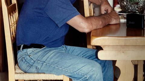 Francesc Frutos i Gras (1939-2020), dirigent del Partit Comunista d'Espanya, diputat d'Izquierda Unida i candidat a la presidència del govern espanyol, al domicili familiar de Calella. Agost de 1997. Foto: Saül Gordillo (El Punt / Repòrter)