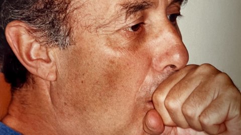 Francesc Frutos i Gras (1939-2020), dirigent del Partit Comunista d'Espanya, diputat d'Izquierda Unida i candidat a la presidència del govern espanyol, al domicili familiar de Calella. Agost de 1997. Foto: Saül Gordillo (El Punt / Repòrter)