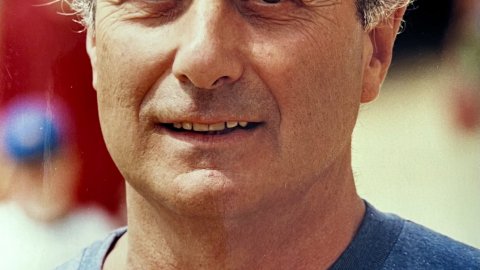 Francesc Frutos i Gras (1939-2020), dirigent del Partit Comunista d'Espanya, diputat d'Izquierda Unida i candidat a la presidència del govern espanyol, al domicili familiar de Calella. Agost de 1997. Foto: Saül Gordillo (El Punt / Repòrter)