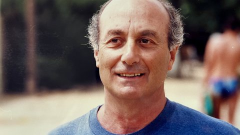 Francesc Frutos i Gras (1939-2020), dirigent del Partit Comunista d'Espanya, diputat d'Izquierda Unida i candidat a la presidència del govern espanyol, al domicili familiar de Calella. Agost de 1997. Foto: Saül Gordillo (El Punt / Repòrter)