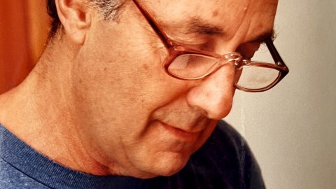 Francesc Frutos i Gras (1939-2020), dirigent del Partit Comunista d'Espanya, diputat d'Izquierda Unida i candidat a la presidència del govern espanyol, al domicili familiar de Calella. Agost de 1997. Foto: Saül Gordillo (El Punt / Repòrter)