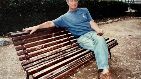 Francesc Frutos i Gras (1939-2020), dirigent del Partit Comunista d'Espanya, diputat d'Izquierda Unida i candidat a la presidència del govern espanyol, al domicili familiar de Calella. Agost de 1997. Foto: Saül Gordillo (El Punt / Repòrter)