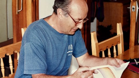 Francesc Frutos i Gras (1939-2020), dirigent del Partit Comunista d'Espanya, diputat d'Izquierda Unida i candidat a la presidència del govern espanyol, al domicili familiar de Calella. Agost de 1997. Foto: Saül Gordillo (El Punt / Repòrter)
