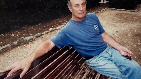 Francesc Frutos i Gras (1939-2020), dirigent del Partit Comunista d'Espanya, diputat d'Izquierda Unida i candidat a la presidència del govern espanyol, al domicili familiar de Calella. Agost de 1997. Foto: Saül Gordillo (El Punt / Repòrter)