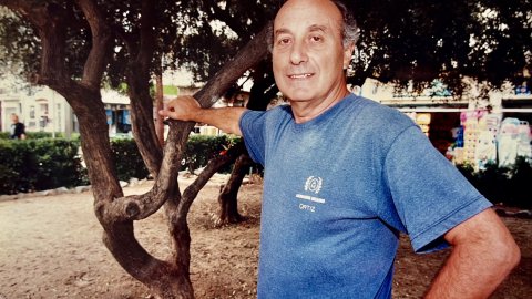 Francesc Frutos i Gras (1939-2020), dirigent del Partit Comunista d'Espanya, diputat d'Izquierda Unida i candidat a la presidència del govern espanyol, al domicili familiar de Calella. Agost de 1997. Foto: Saül Gordillo (El Punt / Repòrter)