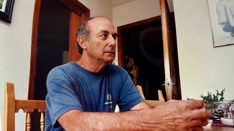Francesc Frutos i Gras (1939-2020), dirigent del Partit Comunista d'Espanya, diputat d'Izquierda Unida i candidat a la presidència del govern espanyol, al domicili familiar de Calella. Agost de 1997. Foto: Saül Gordillo (El Punt / Repòrter)