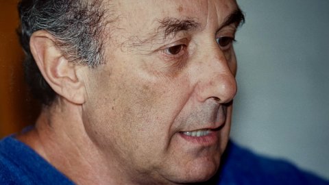 Francesc Frutos i Gras (1939-2020), dirigent del Partit Comunista d'Espanya, diputat d'Izquierda Unida i candidat a la presidència del govern espanyol, al domicili familiar de Calella. Agost de 1997. Foto: Saül Gordillo (El Punt / Repòrter)
